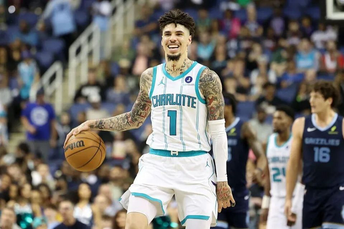 Yabo-拉梅洛鲍尔签约球鞋